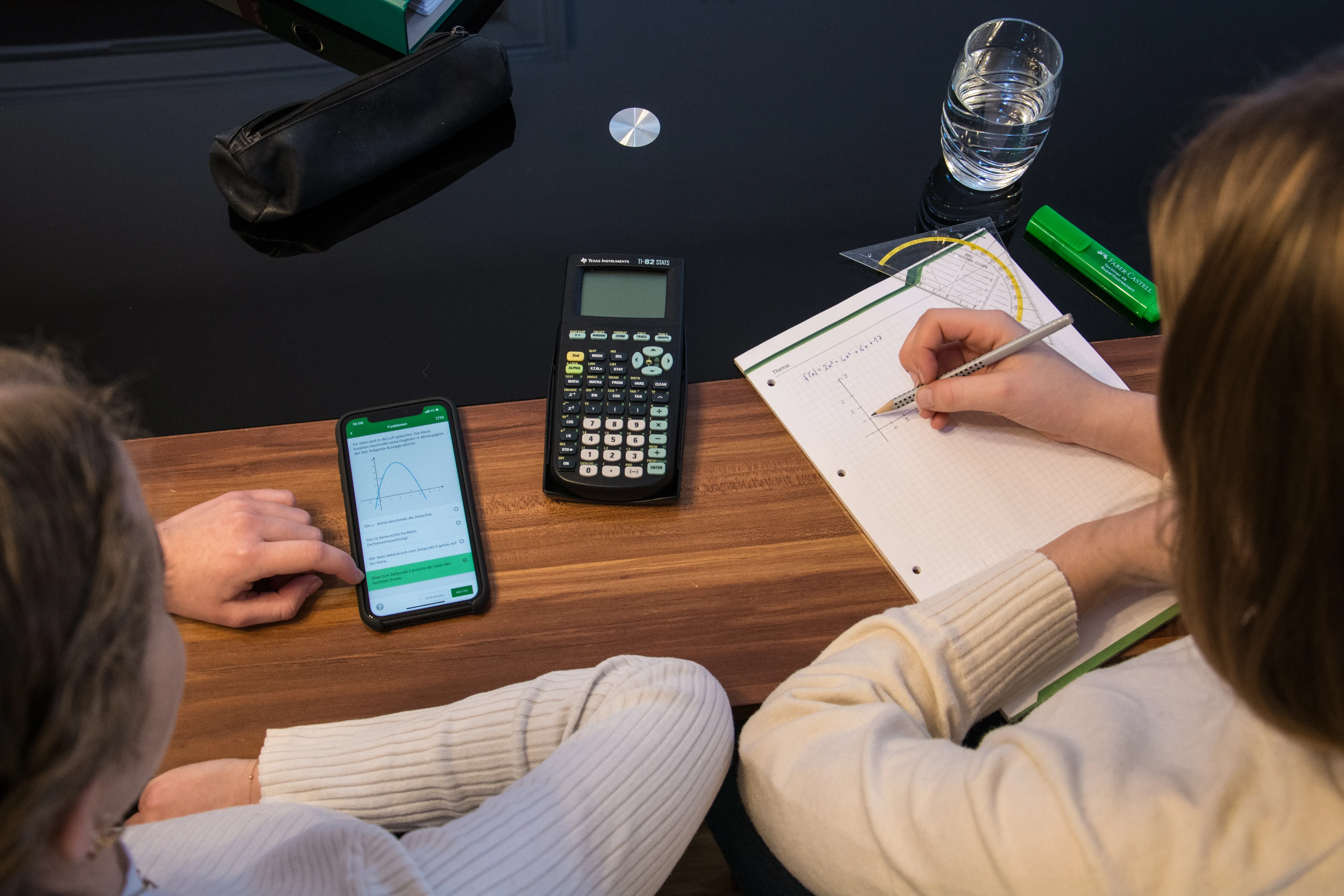 Die Verwendung der Mathe-Lern-App von zwei Schüler:innen.