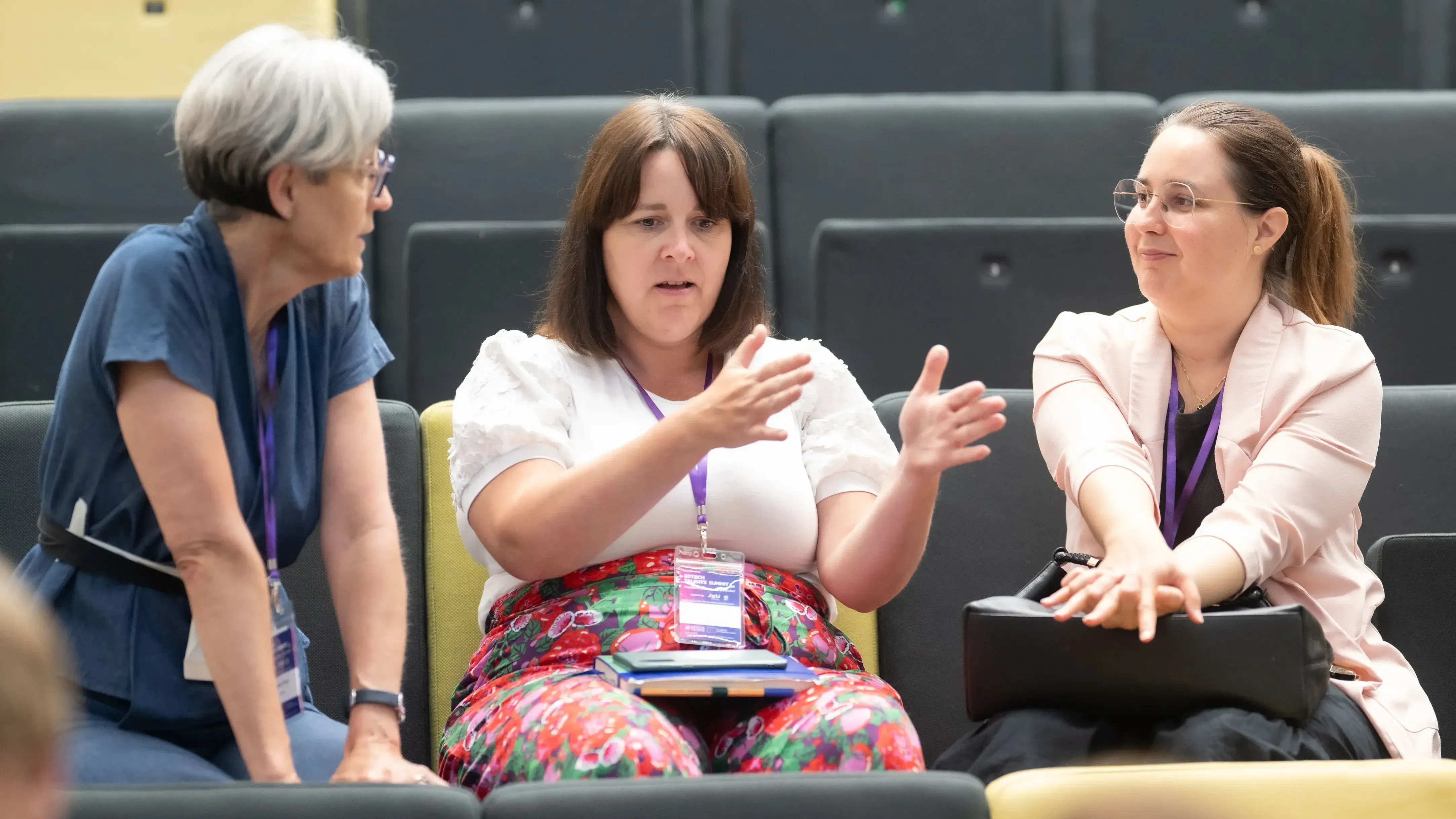 Drei Teilnehmerinnen diskutieren engagiert am EdTech Talents Summit