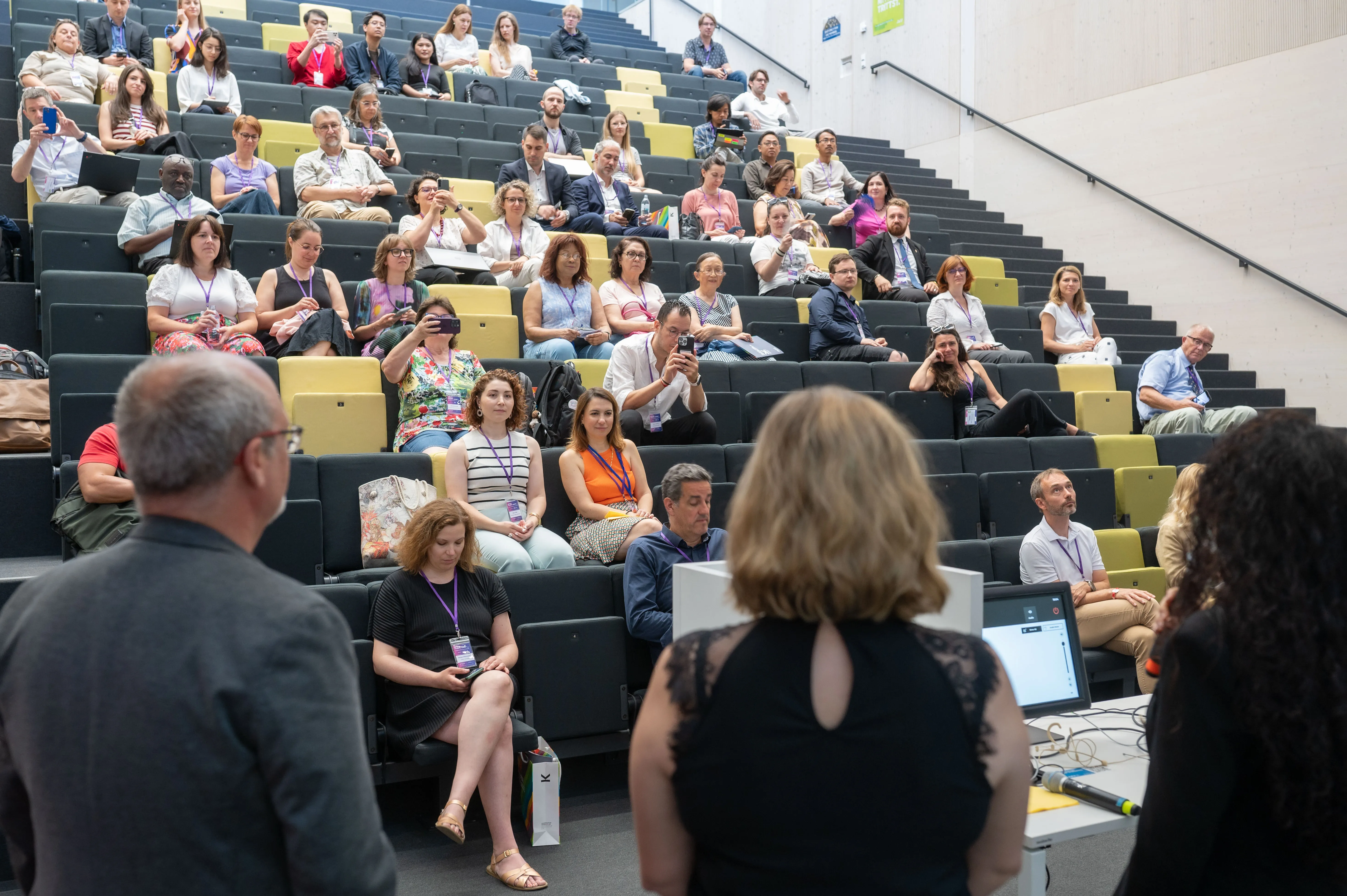 Zahlreiche internationale Teilnehmende im Hörsaal der JKU Linz während einer Präsentation beim EdTech Talents Summit 2025